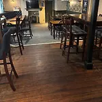 אורחן The Castle Tavern Pub & Guest *